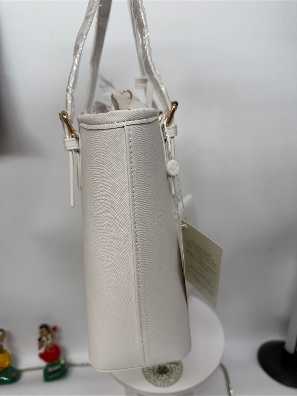 Women’s Valentino Orlando White Tote Bag with Gold Accent and make up bag - Picture 7 of 9